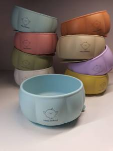 Heykiddo : ถ้วยซิลิโคนฟักทอง ถ้วยซิลิโคนทานอาหาร ดีไซน์น่ารักไม่ซ้ำใคร ฐานกว้างดูดโต๊ะแน่น จุ 400ml. สำหรับวัย 6เดือนขึ้นไป