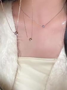 Kalung titanium anti karat berlian tunggal yang sederhana dan modis untuk wanita cocok untuk dipakai sehari-hari sebagai  pasangan