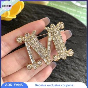 Aokago เข็มกลัดคริสตัลเพทายรูปตัว M สำหรับกระเป๋าเป้สะพายหลังปกคอเสื้อเข็มกลัดเครื่องประดับสำหรับงานปาร์ตี้