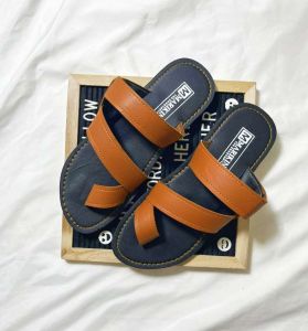[MᴀsʜɪᴇFᴏᴏᴛᴡᴇᴀʀ]New Trend One Finger Casual Men Leather Slipper Sandal Marikina Style