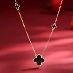 kalung titanium wanita trendy / aksesoris wanita elegan liontin bunga hitam