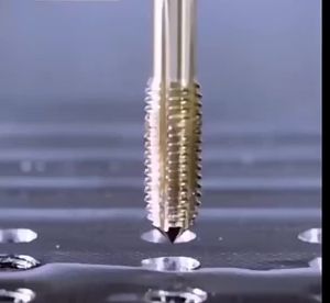 1pc High Quality HSS Co Extrusion Taps Roll Tap M1-M16 Fluteless Forming Machine Plug Taps Titanium/TIAIN plated Metric Screw Thread Tap Metal Drill Threading Tools。。。