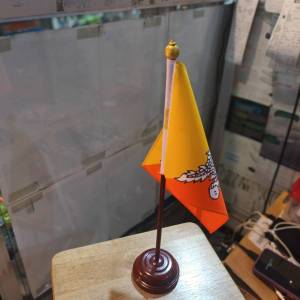 ธง Tec40 ธงตั้งโต๊ะ ธงเดี่ยว ภูฏาน BHUTAN ธงตั้งโต๊ะ ขนาด 14×20cm เส้นผ่านศูนย์กลาง 7.5cm สูง 35cm ไรท์สาระกับครูแว่น Tec40store