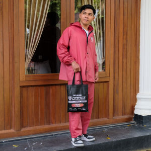 Jas Hujan KAIROZ Warna Merah Pria Wanita Setelan Jaket Celana Kualitas Terbaik Bahan PVC 025 Tebal dan Elastis