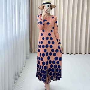 ชุดผู้หญิงแบบจับจีบสำหรับผู้หญิงฤดูใบไม้ร่วงชุดพิมพ์ลายคอกลมลายจุดชุดผู้หญิงแบบจับจีบแขนยาวแฟชั่นเวอร์ชันเกาหลียาว