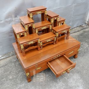 MAITHAI โต๊ะหมู่บูชาไม้สัก แกะลาย หมู่ 9 หน้า 5 ขนาด 56*90*79 ซม. ขนาดลิ้นชัก 29*40*8 ซม. โต๊ะบูชาพระ โต๊ะหมู่บูชา โต๊ะหมู่วางพระ