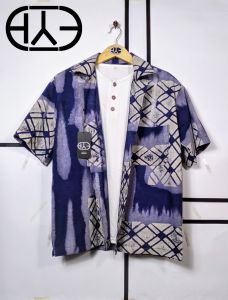 Kemeja Pria Abstrak Retro Kekinian Bahan Rayon Katun Halus Jahitan Rapi Casual Corak Bagus Foto Produksi HKM CO