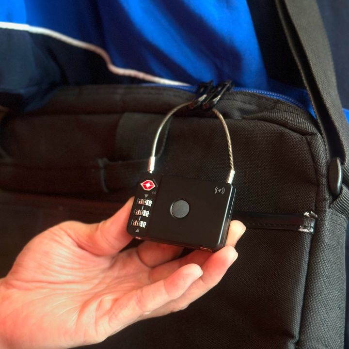 Built-in%20Tracker%20%7C%20Smart%20MiLock%20%7C%20Luggage%20Tag%20%7C%20World's%20Smart%20Luggage%20Lock%20%7C%20First%20%20%7C%20Locate%20with%20Ease%20%7C%20Waterproof%20Design%20%7C%20%20Apple%20Find%20My%20%7C%20%20Just%20Like%20Apple%20AirTag%20%7C%20Tracker%20Luggage%20%7C%20-%20Image%203
