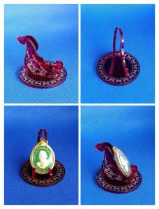 ฐานวางพระ วางเหรียญที่ระลึก ที่ตั้งเหรียญ ฐานโชว์พระ"ลายเทพพนม ฐานลายไทย" ขนาดกว้าง 6 ซม.สูง 5 ซม.ทำจากอะคริลิคใส มีให้เลือก 4 สี