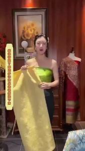 ผ้าคลุมไหล่ไทเชียงดาวแบบเดียวกัน สำหรับการถ่ายภาพท่องเที่ยว ผ้าคลุมไหล่ลายตาข่ายและไข่มุกหลายสี (อาจมีผงทองหลุดออก)