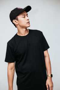 T-SHIRT SUKE.CO -T-SIRT RINGGER TEE TRE FOIL ESESNTIAL -KAOS PRIA DISTRO TERBARU 2025-