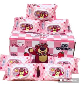 Thùng 24 gói khăn ướt gấu Phú Đạt hình gấu dâu caro dễ thương không mùian toàn cho bé 1 gói nặng gần 400 gram