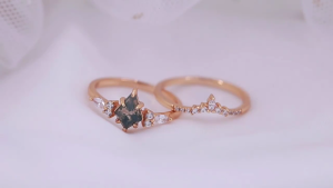 Bộ đôi trang nhã có rêu và cỏ xanh lá cây trong kim cương sáng bóng trang trí đồ trang trí nhẫn đeo tay