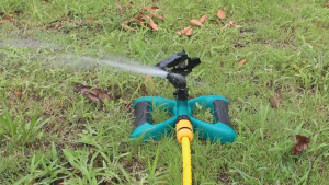 Efficient Watering System Sprinkler for Lawns and Gardens with Automatic Rotating Sprinkler and Adjustable Angles