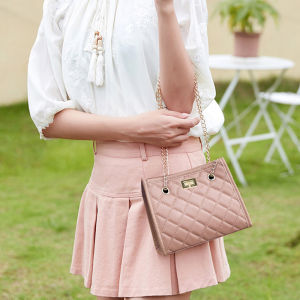 NQshop พร้อมส่ง ในไทย กระเป๋าแฟชั่นใบเล็ก ดีไซน์เรียบหรู ดูดี ในราคาสุดคุ้ม ใส่ของได้พอประมาณ ขนาดพกพาง่าย หยิบใช้สะดวก แมทช์ชุดได้หลายลุคเลยน๊าาา