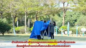 เต็นท์สี่ขาขนาดเล็กกลางแจ้งกันฝนแบบพับเก็บได้ง่ายสำหรับตั้งแผงขายของที่มีม่านบังแดดแบบพับเก็บได้