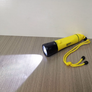 Waterproof LED Flashlanp Underwater Lights 3 Modes for Underwater Sports Black and Yellow 2 Colors to Choose Diving Lamp