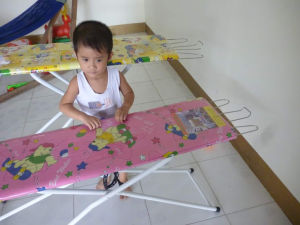 BÀN ỦI QUẦN ÁO KIỂU ĐỨNG