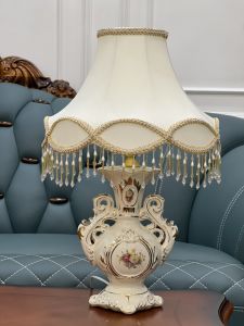 Đèn ngủ - đèn bàn họa tiết hoa hồng CB03-DN2 mang phong cách tân cổ điển sang trọng. Chất liệu sứ đắp nổi