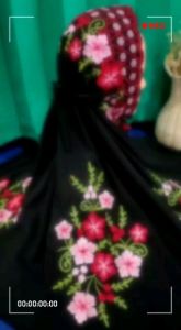 (COD) Mukena Terusan Dewasa Polino Kain Dasar Hitam Motif Bordir Bunga Susun Hoya Cantik Menawan