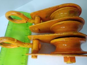 Ròng rọc năm rãnh dùng để nâng vật nặng hoặc cứu hộ xe ô tô