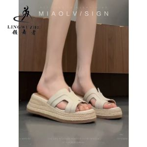 [Free Shipping] Small-Sized Thick-Soled One-Strap Sandals For Women 2026 New Summer Style Suitable For Outdoor Wear With A Woven Straw Design And A Wedge Heel Perfect With Dresses