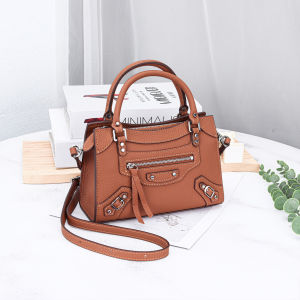 Genuine Genuine Leather Rivets Decoration Niche Design Feel Square Crossbody Bag Shoulder Portable Dual-use