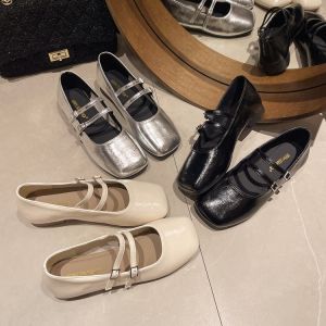 Pretty girls shoes 【จัดส่งจากกรุงเทพ! 】รองเท้าแมรี่เจน สีเงิน สีดำ สีน้ำตาล ส้นแบน ปากตื้น หัวเท้าเหลี่ยม และหัวเข็มขัดกันลื่น เหมาะสำหรับการแมตช์กับเสื้อผ้าหลากหลาย