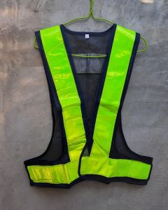 เสื้อสะท้อนแสง เสื้อเซฟตี้ เสื้อเพื่อความปลอดภัยตอนกลางคืน โปร่ง เบา ใส่ง่าย ฟรีไซส์ สีเหลืองและสีขาว (สีขาวมีตำหนิ สีจากตะเข็บเสื้อซึมเปื้อนแถบสะท้อนแสง) ตีนตุ๊กแกใส่ง่ายและรวดเร็ว ยึดเกาะดี