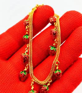 สร้อยข้อมือผู้หญิง | สร้อยข้อมือทอง กําไรทอง | สร้อยข้อมือชุบทองไมครอน ลายสี่เสาห้อยจี้สตอเบอรี่ลงยา ขนาด1บาท พร้อมจี้ ยาว18cm.