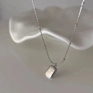 Ladamas Kalung Titanium Liontin Kotak Ukiran Charm Kalung Fashion Harian KT147