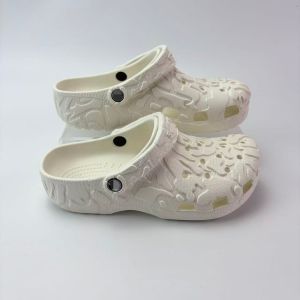 Crocs  Dép đi biển nữ kiểu sao họa tiết bản đồ dép mùa hè mới chống trượt dép bít mũi dùng cho ngoài trời.