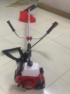 MÁY CẮT CỎ KAMASTSU 411 Đông Cơ 2 KÌ-Máy Phát Cỏ Chạy Xăng Cao Cấp