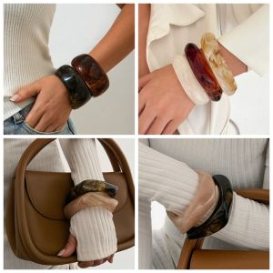 GUDAN โบฮีเมียน กำไลข้อมืออะคริลิก การออกแบบชนกลุ่มน้อย สไตล์ยุโรปอเมริกัน สร้อยข้อมือกว้างแบบไม่สม่ำเสมอ น่ารักน่ารักๆ อุปกรณ์เครื่องประดับอัญมณี กำไลข้อมือหนาๆแบบกว้าง สำหรับผู้หญิง