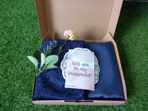 Paket Hampers Bridesmaid Nikahan Seragam Free Box + Hangtag (2.5m)\r\n\r\n Deskripsi Produk\r\n\r\nPaket Lebaran Kado Nikahan MEWAH Free Box, Hangtag dan Kartu Ucapan dalam satu box sudah ada paket lengkap. HARGA DIJAMIN LEBIH EKONOMIS ketimbang beli meteran. Di dalamnya sudah ada kain satin yang dipadukan dengan tile bordir yang cantik. Paket ini terdiri dari:\r\n\r\n* 1. kain satin silk england lokal sesuai meteran yang tertera 3,5 Meter.\r\n* 2. Tile Polos Super Halus 1m / Tile Bordir D7 Mutiara 1m / Tile Brokat Glitter (semua lebar 1,5m)\r\n* 3. Kartu Ucapan (kami kasih free ya sis )\r\n* 4. Box Hampers, kesan lebih mewah, biar makin kece (kami kasih free juga ya sis )\r\n* 5. Hangtag (kami kasih free juga ya sis )\r\n\r\nTidak ada minimal order, order 1paket pun boleh ya. Dijual per Box dengan LEBAR KAIN Satin 3.5m dan Tile Polos Super Halus 1m / Tile Bordir Lebar 1m / Tile Brokat Glitter 1m. Jadi beli 1, dapat 1 PAKET Lengkap. Beli 2, dapat 2 PAKET Lengkap. Beli 3, dapat 3 PAKET Lengkap.\r\n\r\n Bagaimana Menggunakan Paket Bridesmaid?\r\n\r\n Memilih Motif & Warna\r\n\r\nAnda dapat memilih motif dan warna yang cocok dengan tema pernikahan Anda. Kami menawarkan berbagai pilihan warna dan motif yang dapat disesuaikan dengan kebutuhan Anda.\r\n\r\n Cara Menyimpan & Membersihkan Gaun\r\n\r\nUntuk menjaga kualitas gaun, pastikan untuk menyimpannya di tempat yang aman dan bersih. Jangan simpan gaun di ruangan yang lembab atau terkena sinar matahari langsung. Untuk membersihkan gaun, gunakan deterjen yang sesuai dan cuci dengan tangan atau mesin cuci dengan mode lembut.\r\n\r\n Rekomendasi Aksesori Pendamping\r\n\r\nUntuk menambah kesan mewah pada gaun bridesmaid, Anda dapat menambahkan aksesori seperti anting, kalung, gelang, atau headpiece. Kami menyarankan untuk memilih aksesori yang sesuai dengan tema pernikahan Anda.\r\n\r\n Kelebihan Paket Bridesmaid\r\n\r\n Desain Mewah & Elegan\r\n\r\nPaket bridesmaid kami dirancang dengan desain mewah dan elegan yang akan membuat para bridesmaid Anda tampil menawan pada hari pernikahan Anda.\r\n\r\n Hemat Waktu & Biaya\r\n\r\nDengan membeli paket bridesmaid kami, Anda dapat menghemat waktu dan biaya karena sudah termasuk kain satin, tile bordir, kartu ucapan, box hampers, dan hangtag.\r\n\r\n Garansi Kualitas & Keaslian\r\n\r\nKami memberikan garansi kualitas dan keaslian produk kami. Jika Anda tidak puas dengan produk yang diterima, silakan hubungi kami untuk klaim garansi.\r\n\r\n FAQ & Testimoni\r\n\r\n Pertanyaan Umum tentang Paket Bridesmaid\r\n\r\nBerikut adalah beberapa pertanyaan umum tentang paket bridesmaid kami:\r\n\r\n* Berapa harga paket bridesmaid?\r\n* Apakah ada minimal order?\r\n* Bagaimana cara memesan paket bridesmaid?\r\n* Apakah ada garansi kualitas dan keaslian?\r\n* Bagaimana cara membersihkan gaun bridesmaid?\r\n\r\n Testimoni Pelanggan Puas\r\n\r\nBerikut adalah beberapa testimoni pelanggan kami yang puas dengan paket bridesmaid kami:\r\n\r\n* \"Paket bridesmaid ini sangat bagus dan sesuai dengan harapan saya. Saya sangat puas dengan kualitas dan harga yang ditawarkan.\" - Fitri\r\n* \"Saya sangat senang dengan paket bridesmaid ini. Desainnya cantik dan mewah, serta harga yang terjangkau.\" - Ria\r\n* \"Paket bridesmaid ini sangat membantu saya dalam persiapan pernikahan. Terima kasih atas layanan yang baik.\" - Ayu