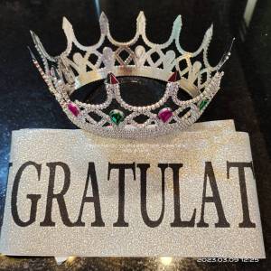 (เซ็ต 2 ชิ้น) มงกุฎนางงาม สีเงิน พลอยสีเขียวชมพู + สายสะพายกากเพชร congratulation สายสะพายรับปริญญา สายสะพายกากเพชร สายสะพาย มงกุฎ ปัจฉิม congrat