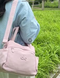 Túi đeo vai ALO Yoga chất liệu nylon kiểu dáng thường ngày nhiều ngăn có thể đeo chéo hoặc xách tay dây đeo có thể điều chỉnh.
