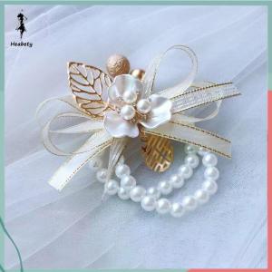 ส่วนลด 10 บาท สำหรับการซื้อ 1 ชิ้น อุปกรณ์จัดงานแต่งงานแฟชั่นเจ้าสาวประดับมุกลายดอกไม้สายรัดข้อมือเพื่อนเจ้าสาวหรูหราเครื่องประดับของขวัญ