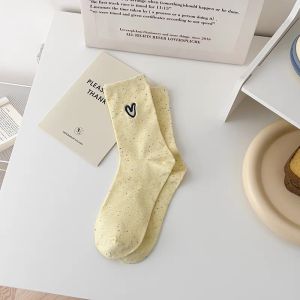 ⚡Amandad Stores⚡ใหม่ถุงเท้ากีฬาผู้หญิงหวานและน่ารักแฟชั่นฤดูใบไม้ผลิและฤดูใบไม้ร่วงรักถุงเท้าปักสะดวกสบายและระบายอากาศ