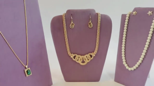 Sophisticated Sturdy Lint Display Bust Small Necklace Display Stand with Adjustable Hook for Merchandising