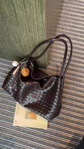 High-quality Korean products monorow Woven bag versatile tote bag for commuting large capacity can be carried by hand over the shoulder or under the arm