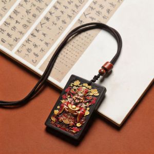 Hand‑Painted Gilded God of Wealth Wooden Pendant Necklace Oriental Fortune Blessing Amulet Fine Relief Craft Jewellery Aksesori Lelaki & Perempuan for Daily Wear & Gift