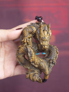 ไม้กฤษณาชิ้นด้ามมังกรนักษัตรไม้แท้แกะสลักด้วยมือจี้รถมังกรปีมังกรมงคลวัตถุไม้ขนาดเล็ก