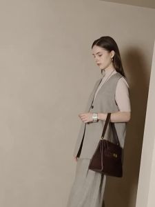 2026 European and American retro horizontal square frosted leather womens bag with lock and flap medium-sized shoulder and handbag for commuting