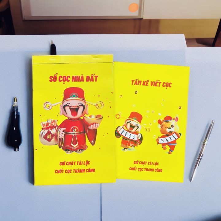 S%E1%BB%95%20c%E1%BB%8Dc%20nh%C3%A0%20%C4%91%E1%BA%A5t%203%20li%C3%AAn%20th%E1%BA%A7n%20t%C3%A0i%20may%20m%E1%BA%AFn,%20H%E1%BB%A3p%20%C4%91%E1%BB%93ng%20%C4%91%E1%BA%B7t%20c%E1%BB%8Dc%20m%E1%BA%ABu%20m%E1%BB%9Bi%202026,%20b%C3%ACa%20b%E1%BB%8Dc%20g%C6%B0%C6%A1ng,%20gi%E1%BA%A5y%20d%C3%A0y,%20kh%C3%B4ng%20lem%20nho%C3%A8,%20vi%E1%BA%BFt%201%20b%E1%BA%A3n%20th%C3%A0nh%203%20b%E1%BA%A3n,%20t%E1%BA%B7ng%20k%C3%A8m%20t%E1%BA%A5m%20k%C3%AA%20vi%E1%BA%BFt%20c%E1%BB%8Dc%20-%20Image%204