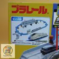 PLARAIL: รถไฟรางฟ้า รถไฟจำลอง Series E8 `Tsubasa` & Tomica Arch Railroad Crossing Set กล่องมีรอยบ้าง. 