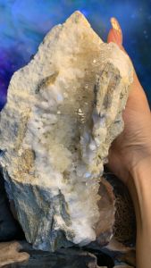 Hốc đá thạch anh vàng ngà tự nhiên lắp lánh Kim Cương tán sắc năng lượng vũ trụ Quartz tặng kèm đế VIP 663