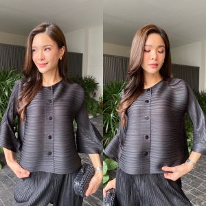 เสื้อแพตเทิร์น คอกลม แขน 4 ส่วน แต่งชายแขนบาน ระย้า ให้มีดีเทล เกร๋กรุบ เริ่ดเลอ Perfect  🌸 เพิ่มดีกรีความงาม ให้ชวนมอง มีกระดุมเปิด/ ปิดได้ สีเดียวกับตัวเสื้อ ใส่สวย มองมุมไหนก็ดูดี ให้ลุคมาดามค่า