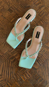 TANGO รองเท้าแฟชั่นสตรีรุ่น AVA รองเท้าหนังแท้ ประดับด้วยโซ่ทอง ส้นเพชร 1 นิ้ว