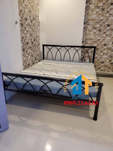 Giường sắt tròn cao cấp đen chéo kích thước 1m8